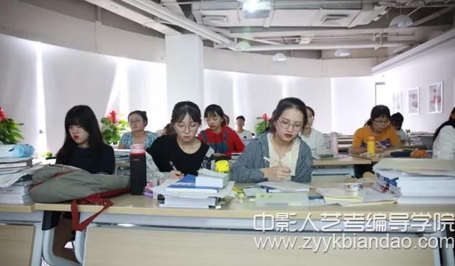中影人藝考編導學院學生背誦文常.jpg