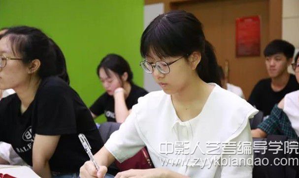 中影人藝考編導課堂，學生認真聽講.jpg