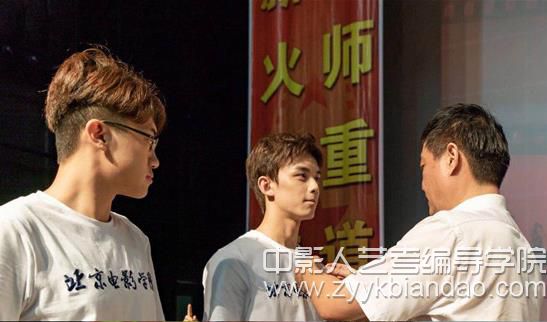 北電校長為吳磊佩戴校徽.jpg