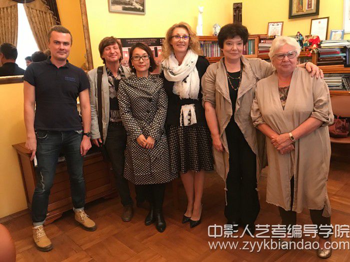 中戲李巾一行與國立舞臺藝術學院院長娜塔莉亞·帕霍莫娃等合影.jpg